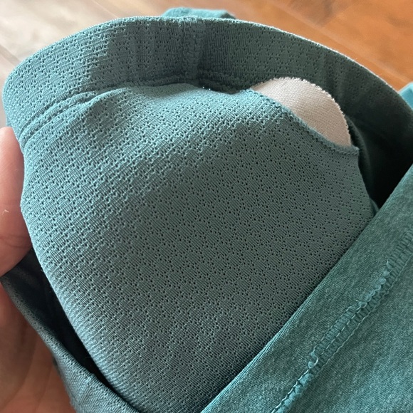 Vuori Elevation Crop Tank, size XS - Picture 4 of 8